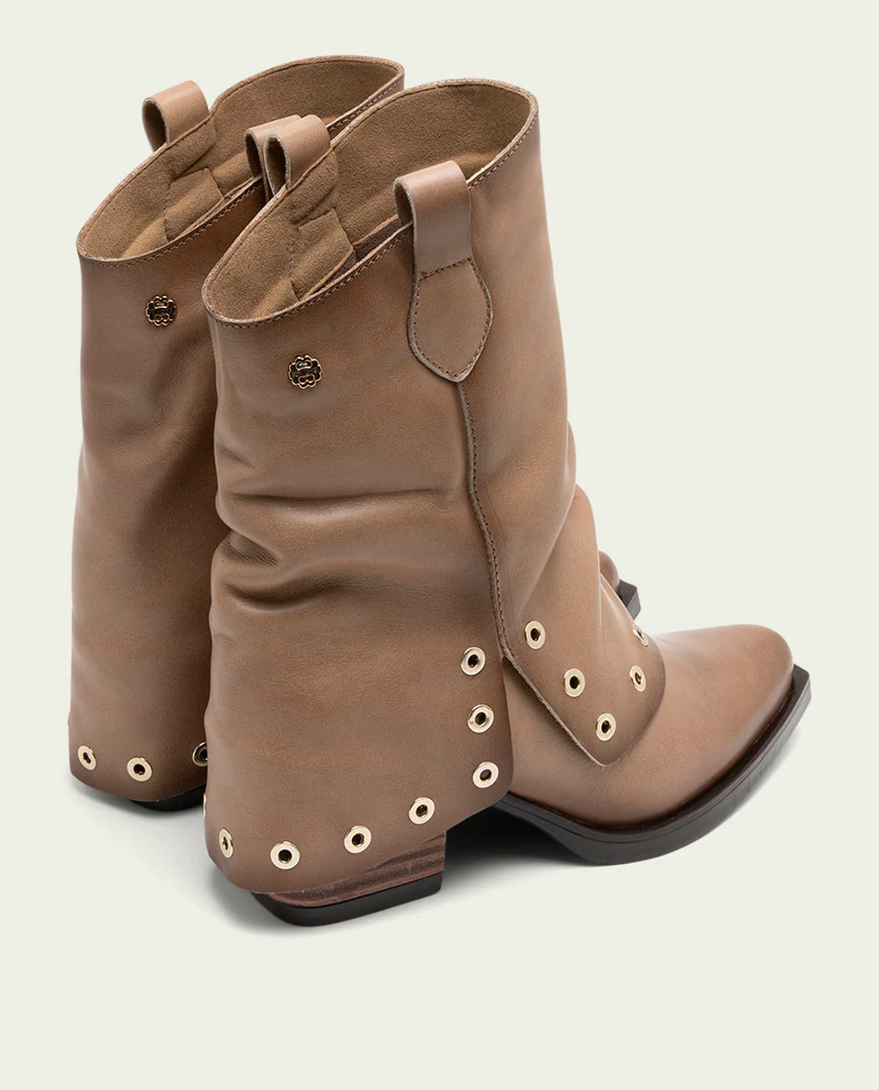 BOTAS DOBLE FAZ DE PIEL TAUPE CON TACHUELAS FLAVIA - Image 3