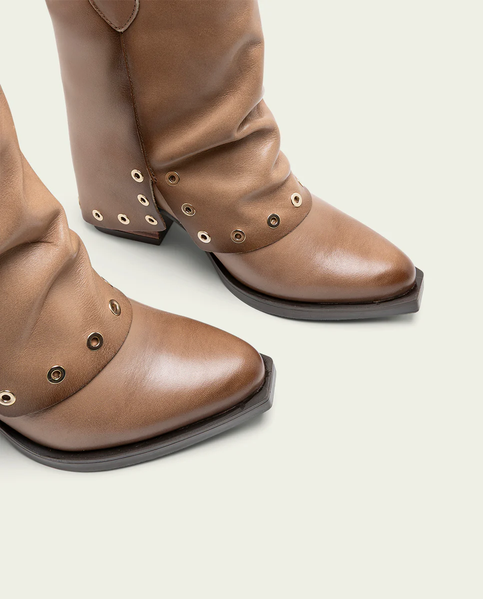 BOTAS DOBLE FAZ DE PIEL TAUPE CON TACHUELAS FLAVIA - Image 4