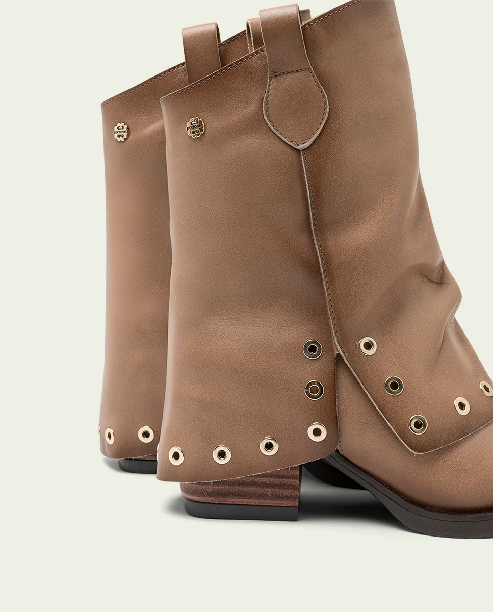 BOTAS DOBLE FAZ DE PIEL TAUPE CON TACHUELAS FLAVIA - Image 5