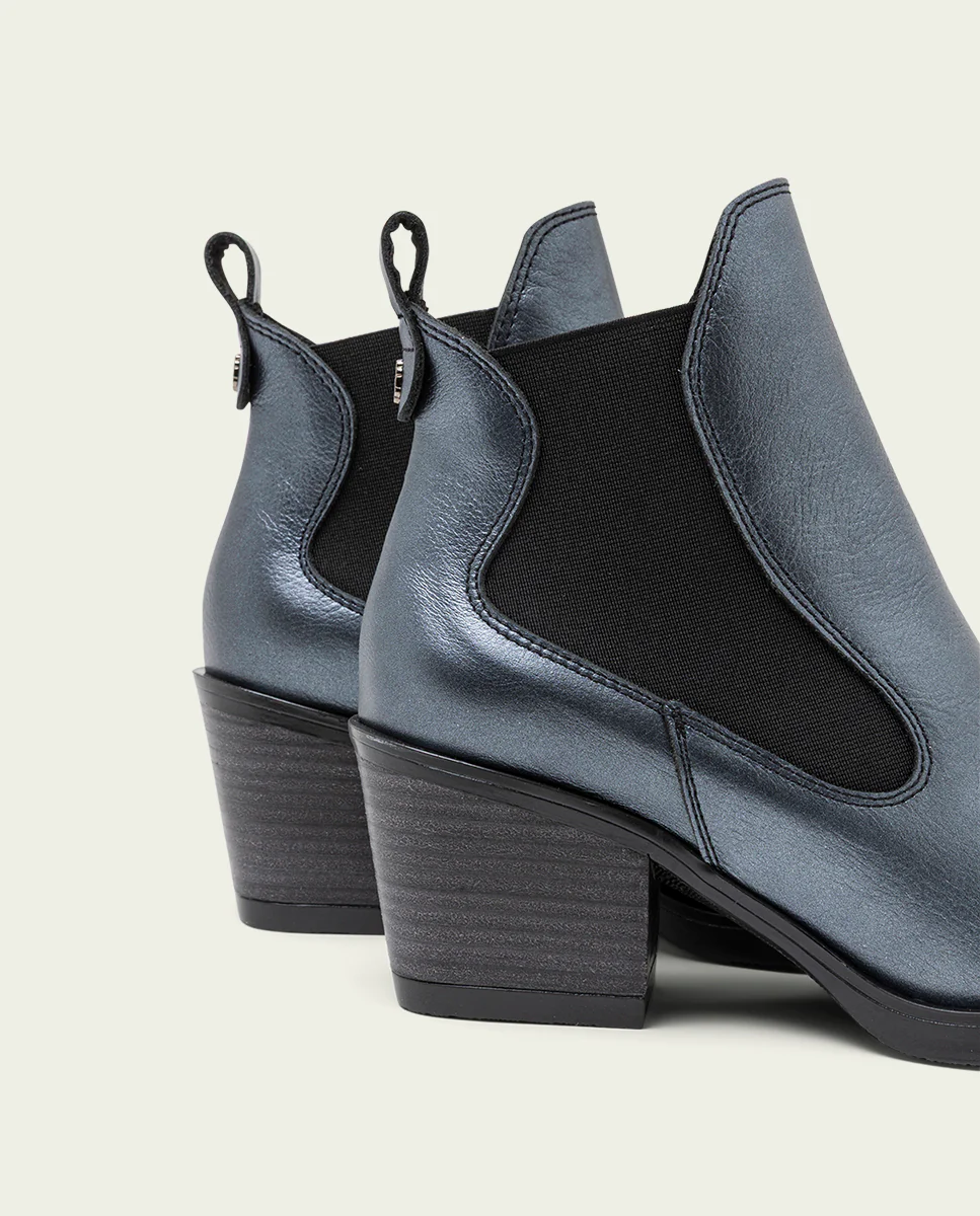 BOTINES COWBOY DE PIEL METALIZADA PLOMO CON ELÁSTICOS FANNY - Image 5