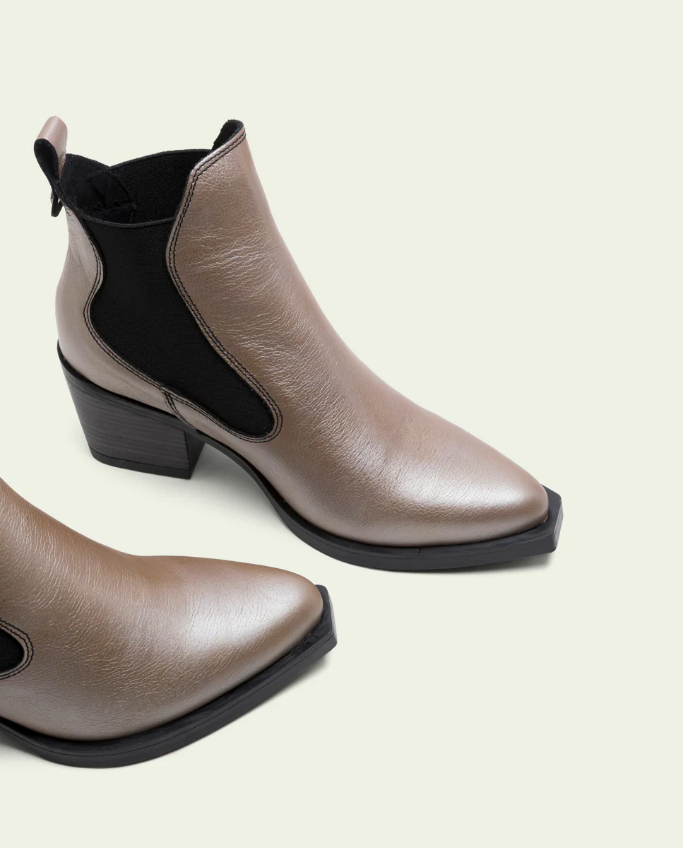 BOTINES COWBOY DE PIEL PLATINO METALIZADA FANNY - Image 4