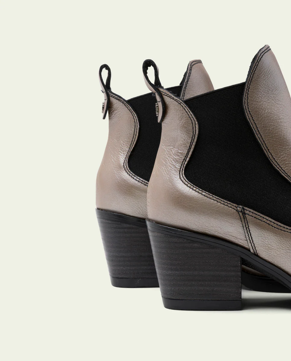 BOTINES COWBOY DE PIEL PLATINO METALIZADA FANNY - Image 5