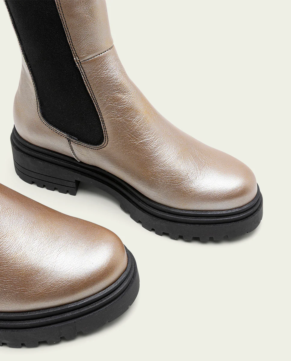 BOTINES DE PIEL METALIZADA PLATINO CON ELÁSTICOS CAMILA - Image 5