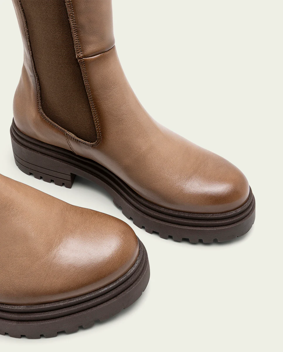 BOTINES DE PIEL TAUPE CON ELÁSTICOS CAROL - Image 4