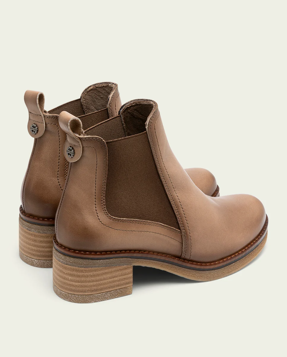 BOTINES DE PIEL TAUPE CON ELÁSTICOS DAFNE - Image 3