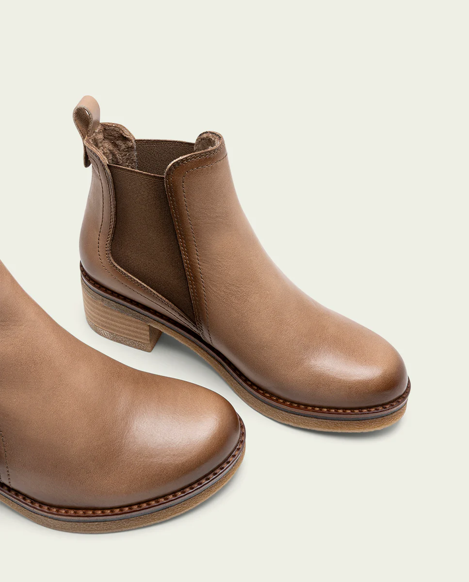 BOTINES DE PIEL TAUPE CON ELÁSTICOS DAFNE - Image 4