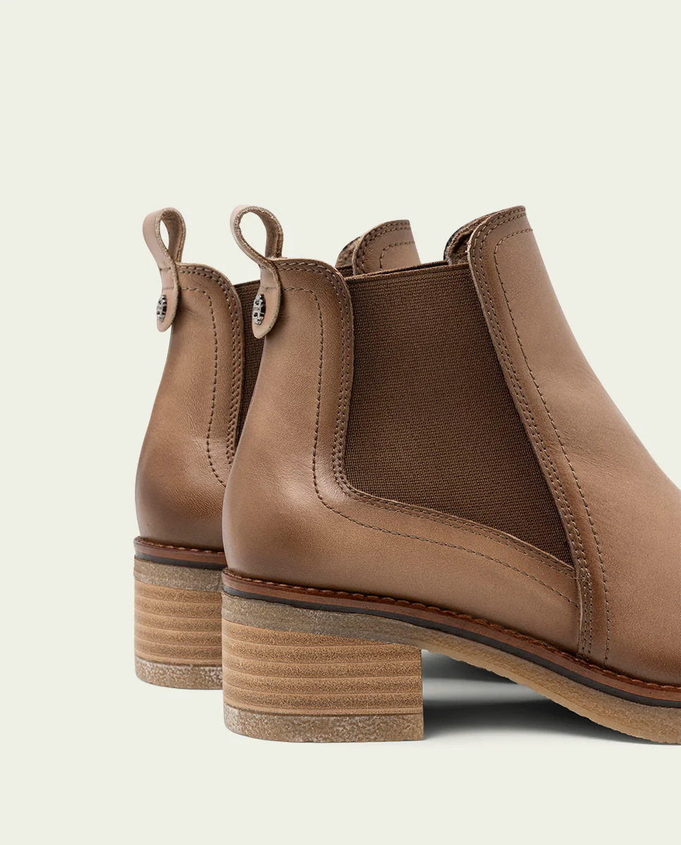 BOTINES DE PIEL TAUPE CON ELÁSTICOS DAFNE - Image 5