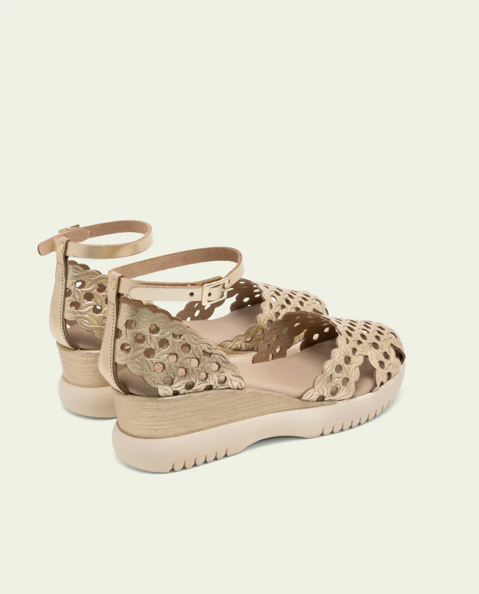 SANDALIA DE CUÑA DE PIEL TRENZADA EVA ORO - Image 4