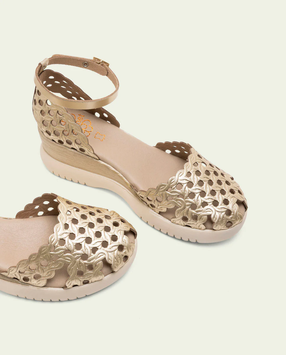 SANDALIA DE CUÑA DE PIEL TRENZADA EVA ORO - Image 5